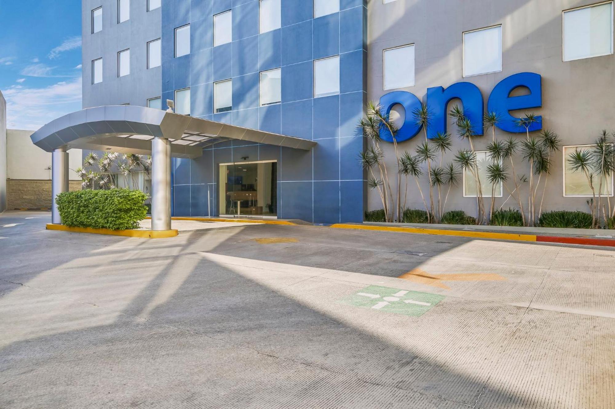 One Leon Poliforum Exterior photo